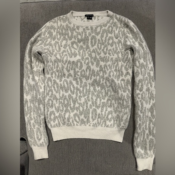 Ultra luxe Theory sweater size medium - Picture 2 of 6